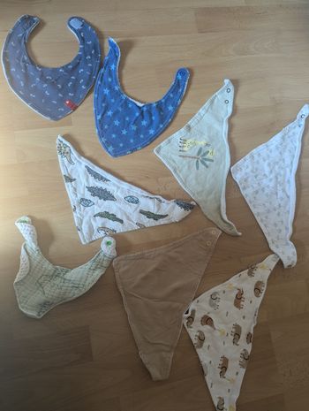 Lot de 8 bavoirs bandanas 