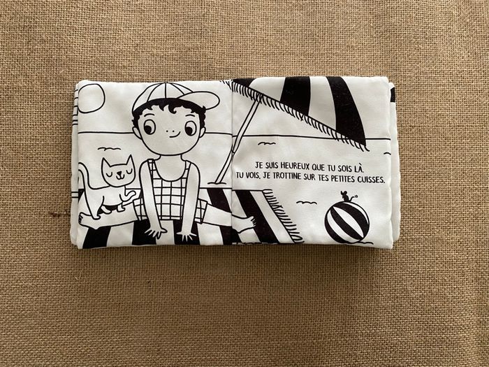 Livre en tissu noir et blanc Je suis heureux que tu sois là Laura Van Bouchout - photo numéro 3