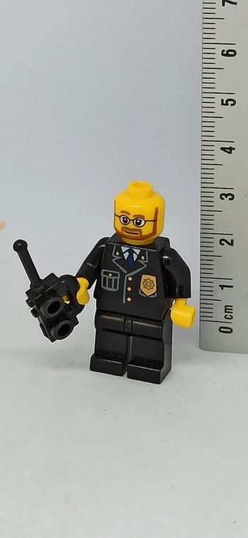 Homme policier avec barbe et radio lego