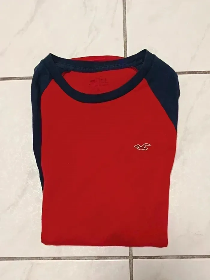 🟥 T-shirt Hollister rouge et bleu marine 🟦 - photo numéro 11