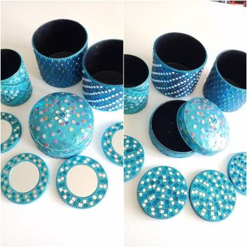 Lot de  boites et dessous de verres en perles et mosaïques très bon état