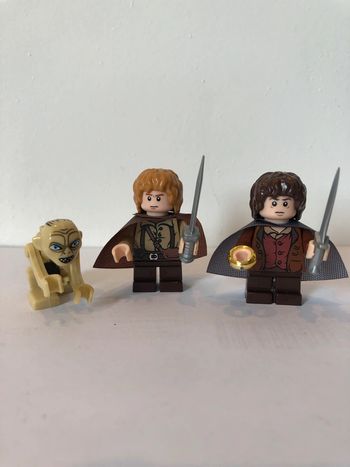 Figurine type lego Frodon et l’anneau de pouvoir avec Sam et Golum. le seigneur des anneaux