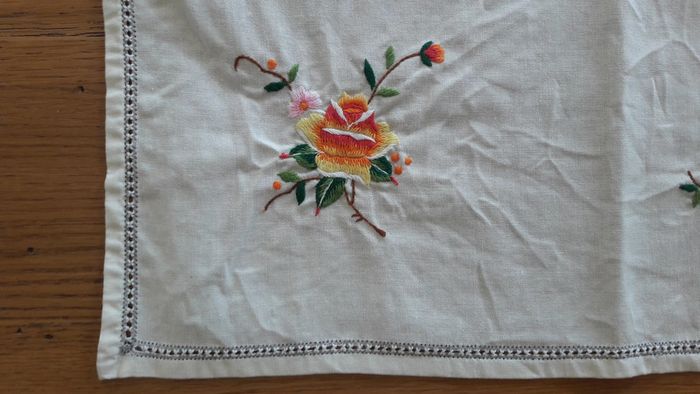 Linge de table : Carré et 4 serviettes de table, blanc avec broderie de fleurs - photo numéro 4