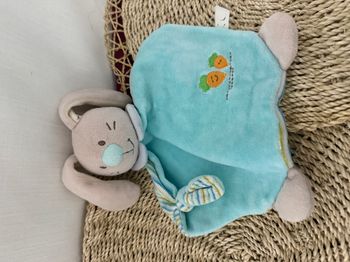 Doudou plat lapin bleu carottes MAXITA