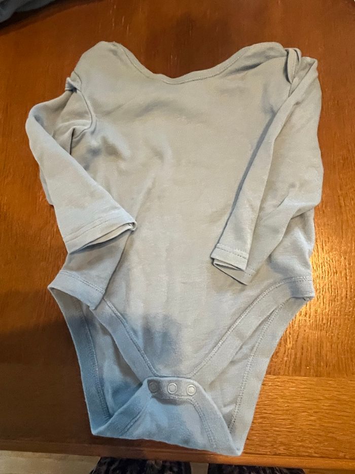 Lot de 7 bodies de 9 à 36 mois - photo numéro 2