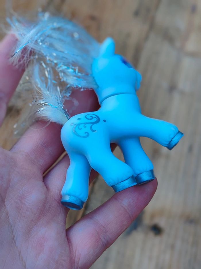 Figurine bébé petit poney blanc et argenté - hasbro - photo numéro 4