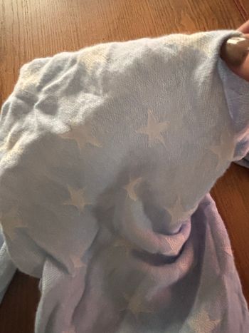 foulard enfant OKAIDI en coton, avec un motif étoilé bleu ciel réversible