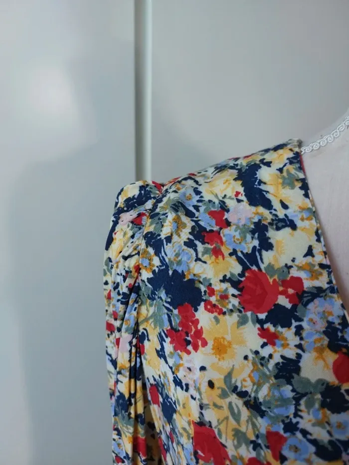 Très jolie robe fleurie dos ouvert - photo numéro 3