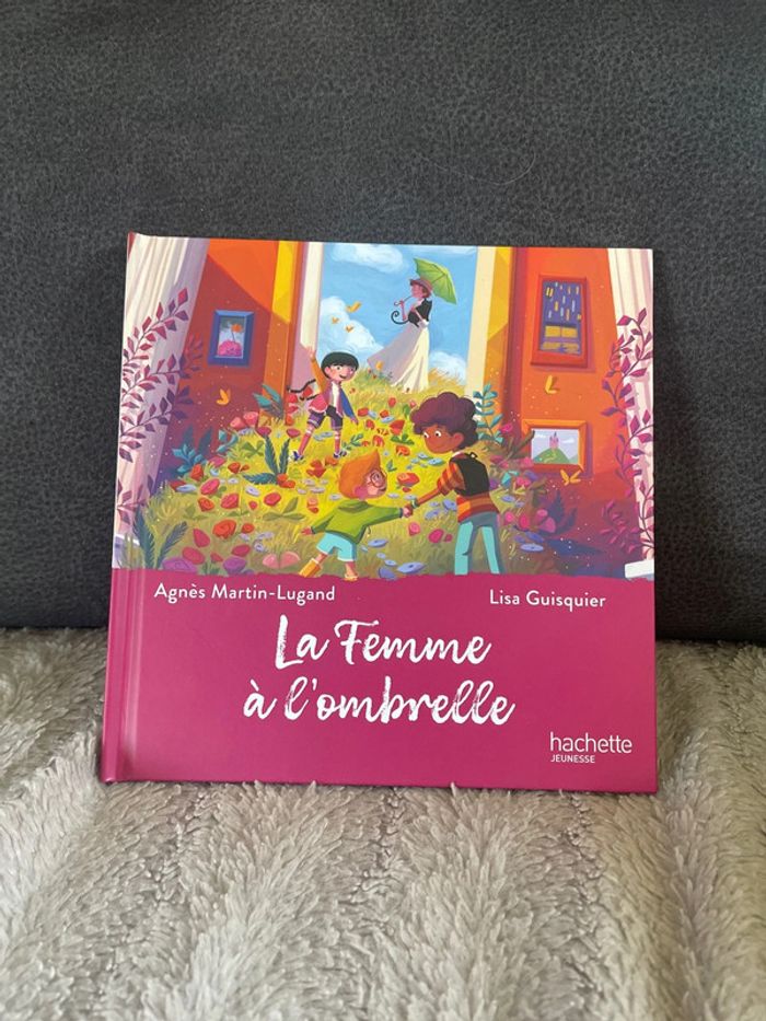 Livre la femme a l ombrelle Hachette Jeunesse neuf