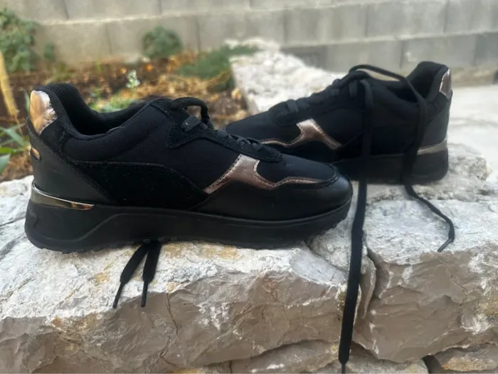Baskets noires avec détails dorés – Pointure 36 - photo numéro 2