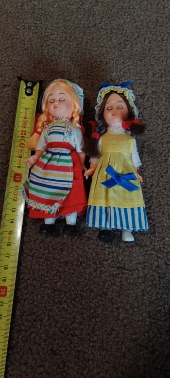 Lot 2 poupées du monde