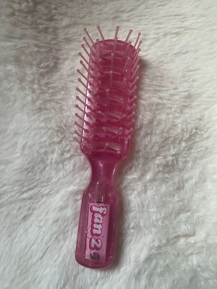 Petite brosse à cheveux lumineuse pour enfant ou collectionneur (pile à changer)