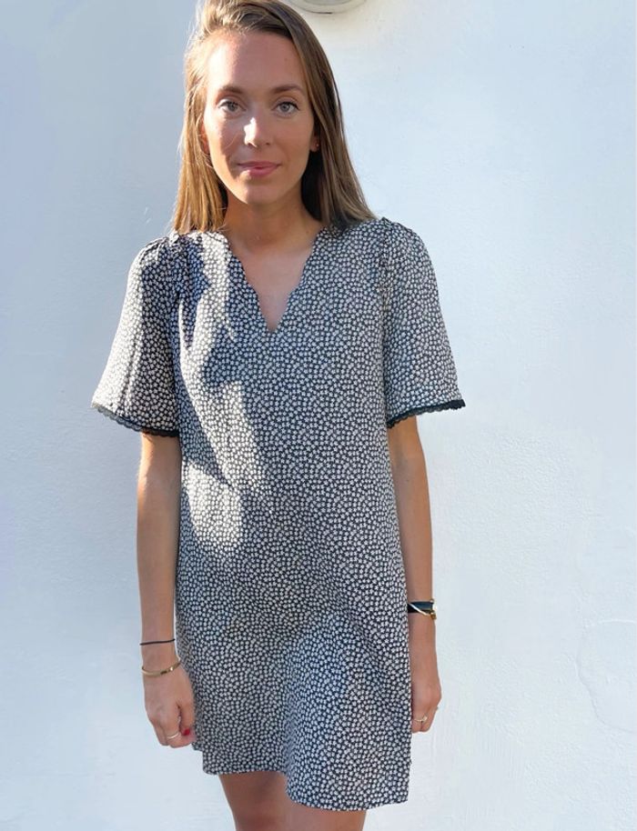 🌟 Robe manches courtes à dentelle noir et blanche à fleurs - photo numéro 6