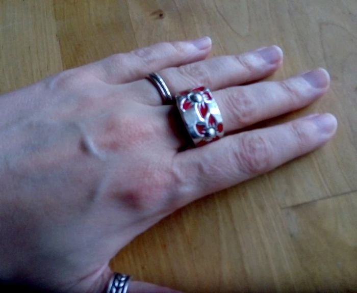 Bague argentée fleurs rouges - photo numéro 3