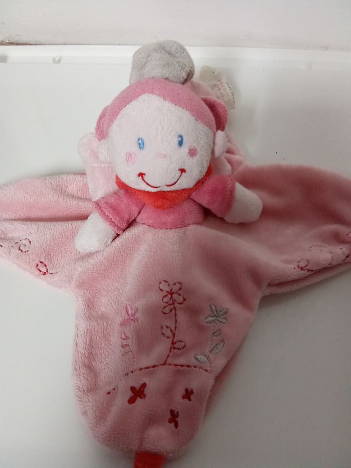 Doudou fille rose fée, marque nicotoy lutin,  ailes,hochet,  broderie fleurs - photo numéro 2