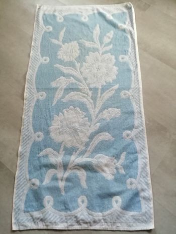 serviette blanche et bleu 122 x 60 cm