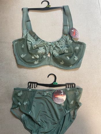 Ensemble lingerie ESCORT vert sauge - soutien-gorge 95E + culotte 38/40
