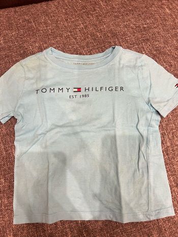 t-shirt tommy hilfiger taché