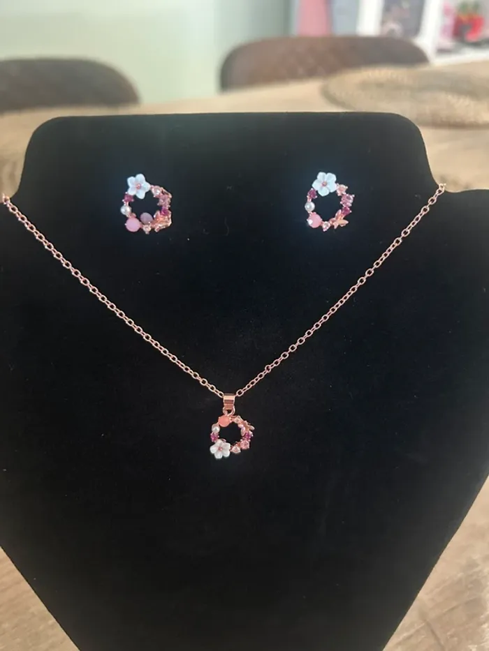 Parure collier + boucles d’oreilles fleuries fantaisie Neuve - photo numéro 2