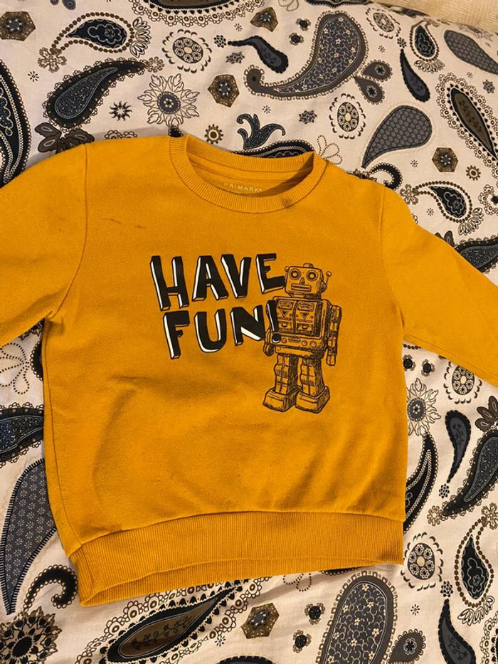 Superbe beau sweat à motifs  Primark moutarde taille 3-4 ans - photo numéro 2