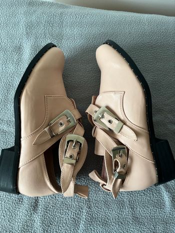 Bottines à beiges avec des boucles décoratives