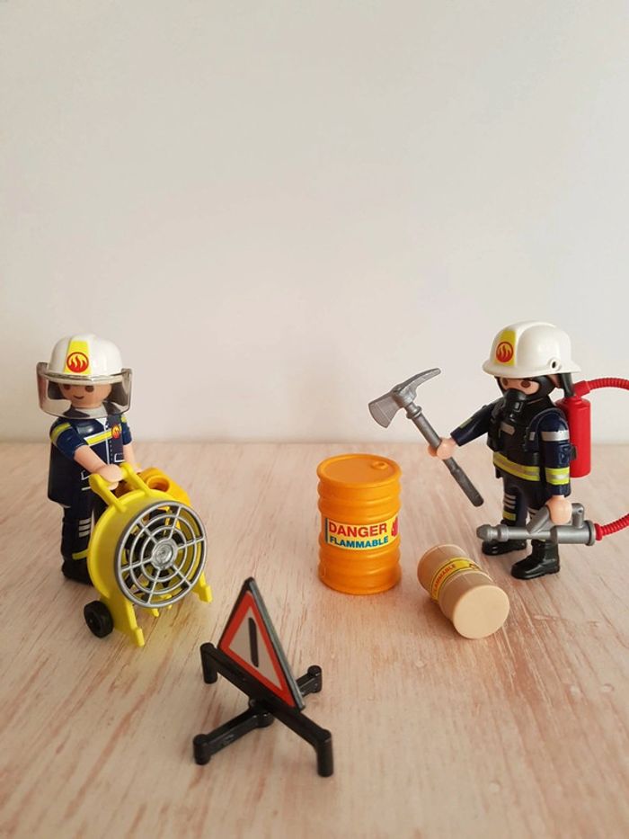 Pompiers, voiture d'intervention et secouriste Playmobil city action - photo numéro 3