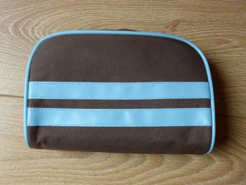 Trousse de toilette tissu marron et similicuir bleu