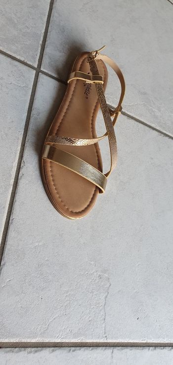 Sandale SUREDELLE tout neuf en cuir. Taille 38