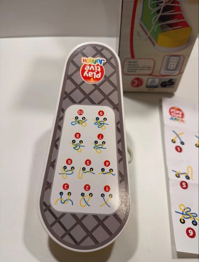 Chaussures en bois pour apprendre à faire ses lacets - photo numéro 3