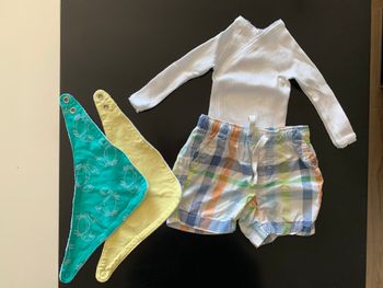 Ensemble 3 mois  short & t-shirt avec 2 bandana