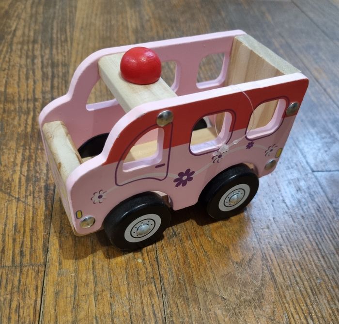 ambulance en bois rose fleurie fizzy