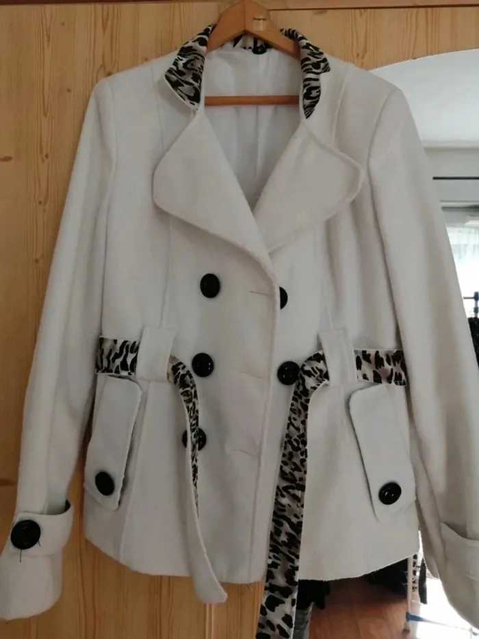 Manteau blanc avec ceinture