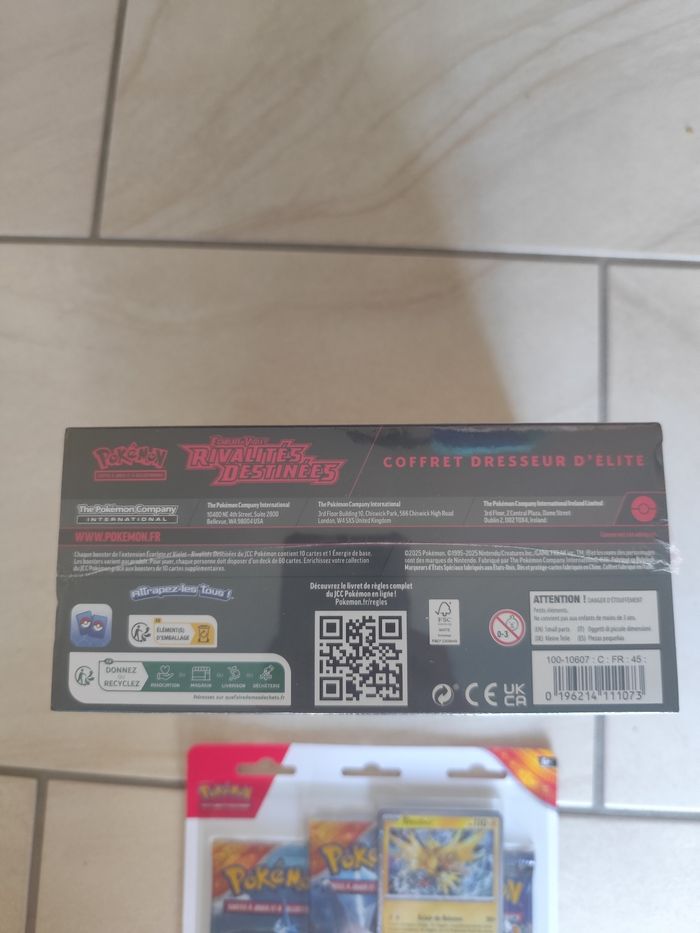 Lot ETB EV10 + tripack EV8 Rivalités Destinées Etincelles déferlantes cartes Pokémon Pikachu - photo numéro 5