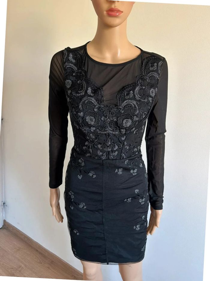 Robe noire et argentée à manches longues Lipsy London taille 38 jamais portée