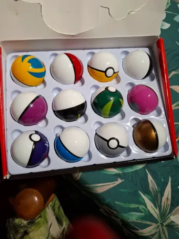 Magnifique lot de 12 pokeball neuve