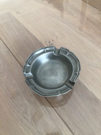 Cendrier sur pieds en étain