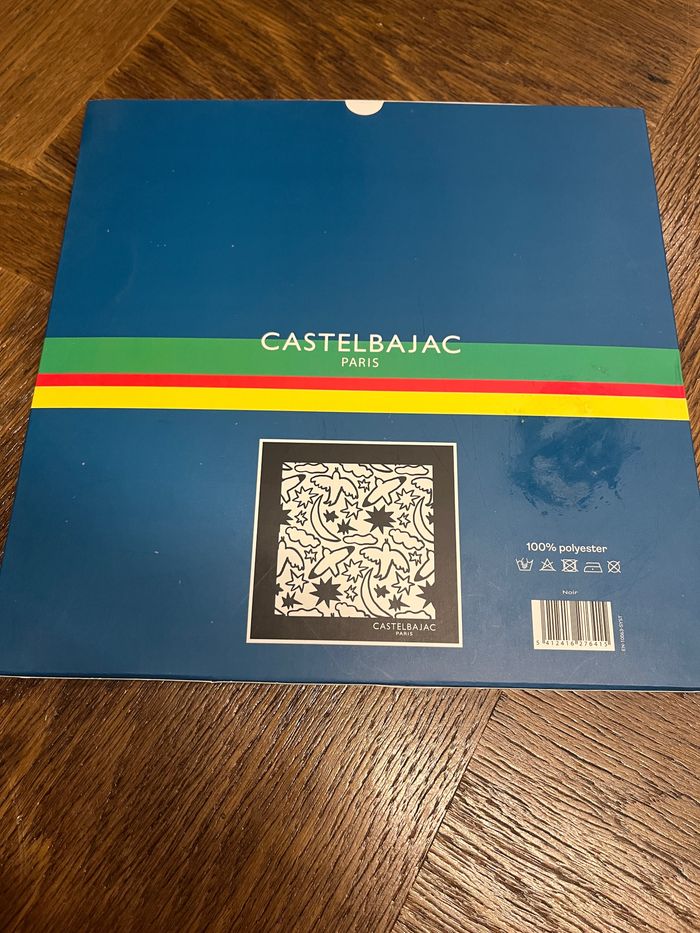 Magnifique foulard Castelbajac Paris 90/90 cm Neuf - photo numéro 2