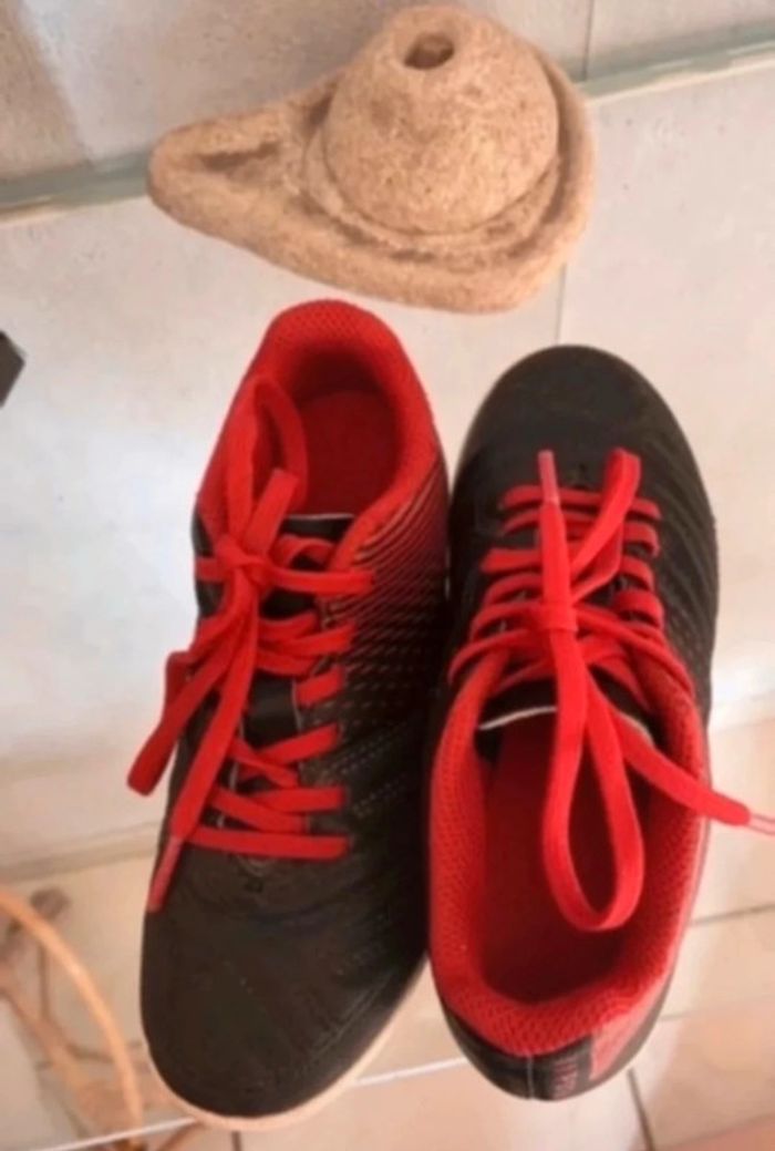 Chaussures foot baskets kipsta taille 28 rouge et noir - photo numéro 3