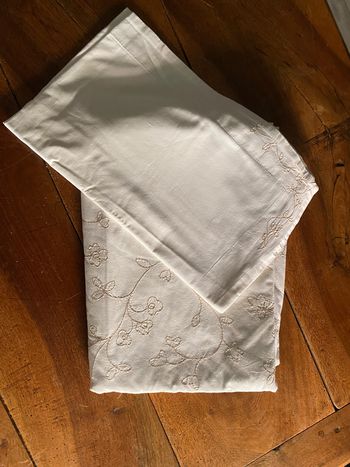 Parure blanche à broderies