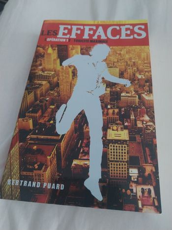 Roman Les Effacés tome 1 : Toxicité Maximale - Bertrand Puard - Hachette - Grand format