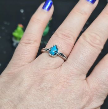 Bague fantaisie argentée avec pierre goutte bleue et noire