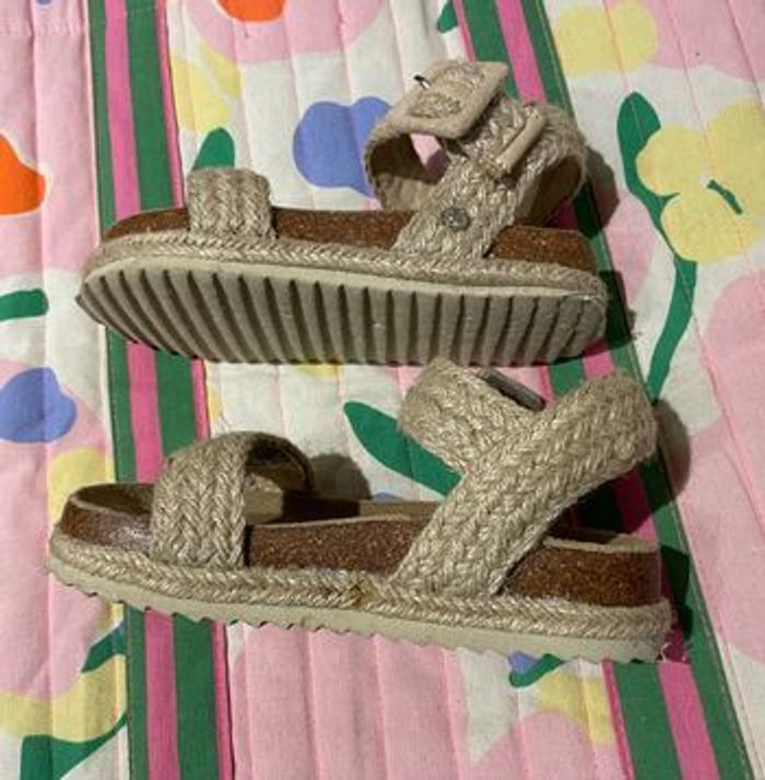 Beaux nu-pieds