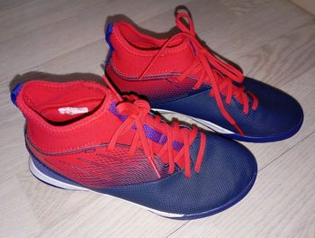 Chaussures football terrain dur bleu marine et rouge Decathlon Kipsta Agility 500 TURF TF 
P. 34