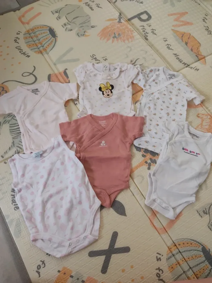 Lot bodies bébé fille 1 mois