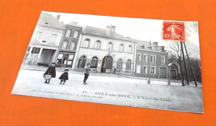 Carte postale ancienne Ailly-sur-Noye (Somme) L' Hôtel de Ville - photo numéro 4