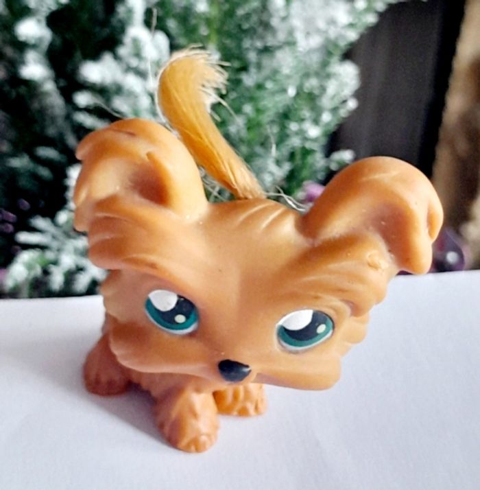 Figurine Littlest Pet Shop Chien Yorkshire marron avec une couette