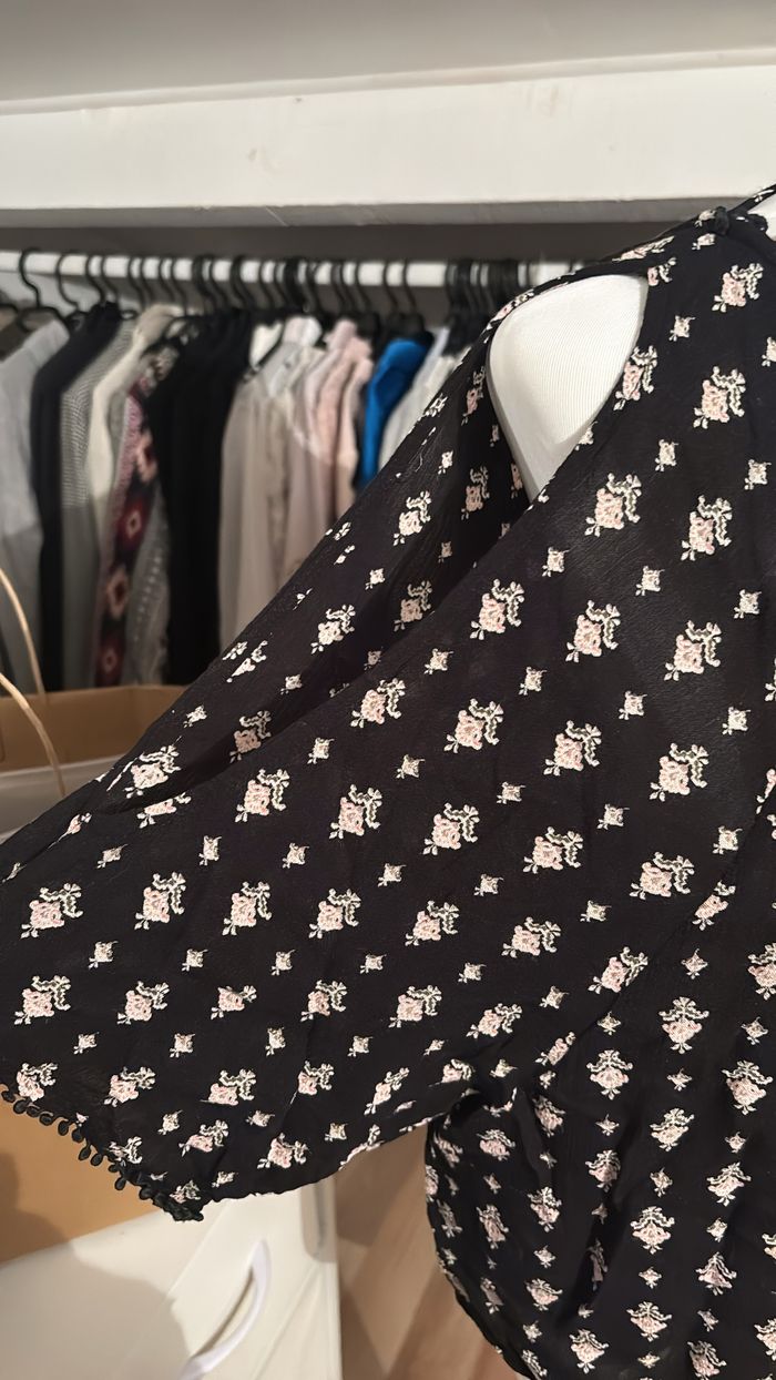 Haut noir épaules dénudées motifs floral Jennyfer T34 - photo numéro 2