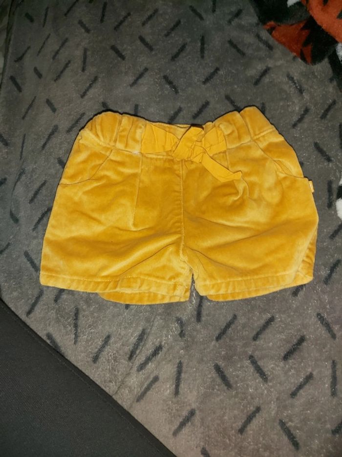 Short velours jaune moutarde obaibi taille 68cm 6 mois - photo numéro 1