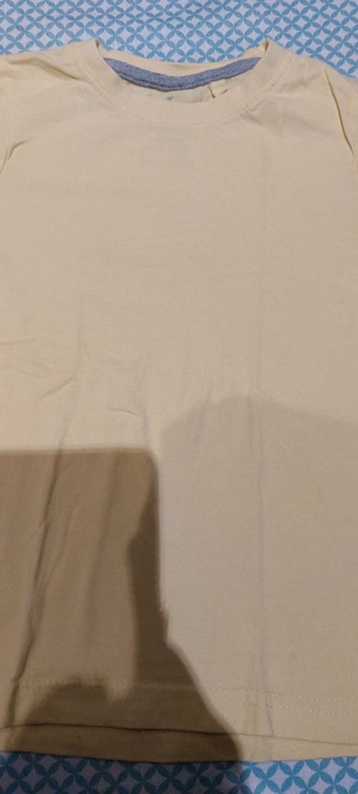 T shirt 4 ans jaune neuf