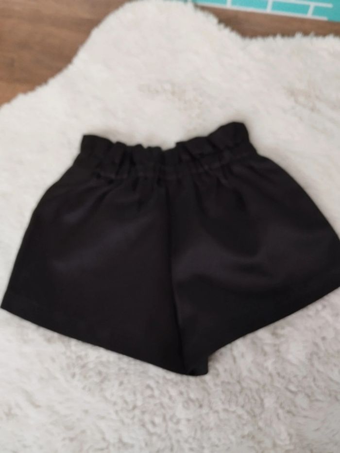 Très beau short satiné taille 3 ans - photo numéro 2